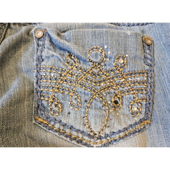 Women's Almost Famous Distressed Denim Capri Jeans Size 7 30x21 Embroidered - Picture 6 of 15